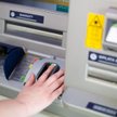 Polacy odwracają się od bankomatów