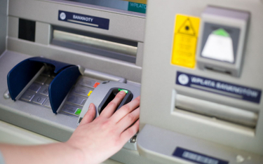 Polacy odwracają się od bankomatów