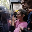 Hiszpańscy policjanci przechodzili wielotygodniowe szkolenia jak zachować spokój wobec demonstrantów