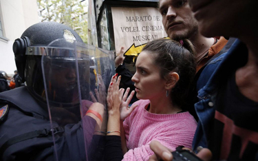 Hiszpańscy policjanci przechodzili wielotygodniowe szkolenia jak zachować spokój wobec demonstrantów