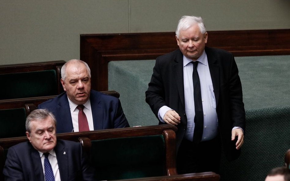 Sondaż: PiS wygrywa wybory, jego koalicjanci pod progiem
