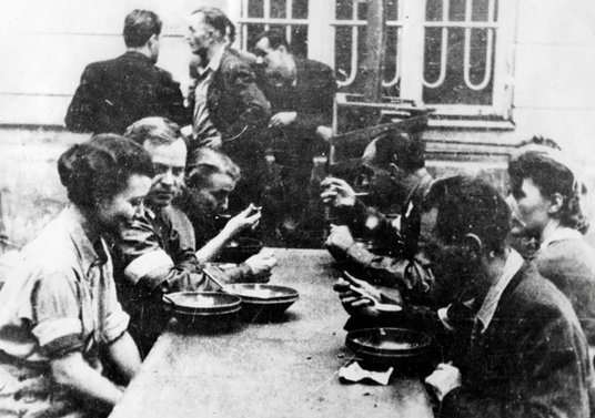 Powstańcy podczas posiłku. W pracowniczej stołówce urządzona została kuchnia polowa, która wydawała 