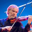 Jean-Luc Ponty urodził się w 1942 r. w rodzinie muzyków klasycznych i takie wykształcenie otrzymał. 