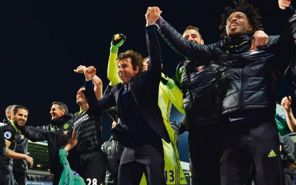 Antonio Conte (w środku) szaleje po zdobyciu przez Chelsea mistrzostwa Anglii.
