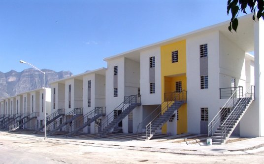 Przykład „architektury stopniowej” promowanej przez Aravenę – budynki z możliwością rozbudowy, gdy f