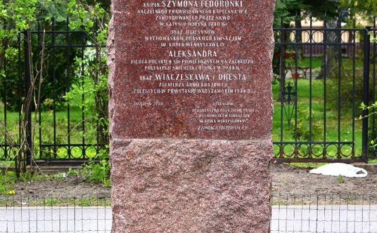 Obelisk upamiętniający Szymona Fedorońkę i jego synów: Aleksandra, Wiaczesława i Oresta. Warszawa – 