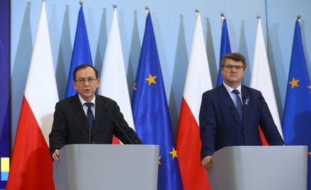Wiceminister spraw wewnętrznych i administracji Maciej Wąsik i minister spraw wewnętrznych i adminis