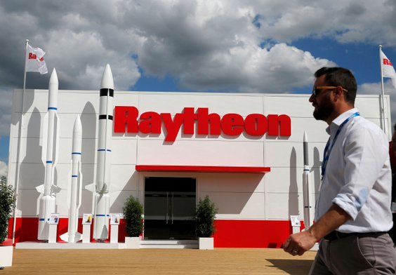 Stanowisko Raytheon na 53. Międzynarodowym Salonie Lotniczym, lotnisko Le Bourget pod Paryżem