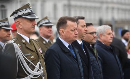 Gen. Rajmund Andrzejczak (pierwszy z lewej) i Mariusz Błaszczak