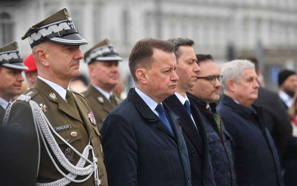 Gen. Rajmund Andrzejczak (pierwszy z lewej) i Mariusz Błaszczak