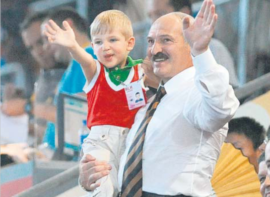 Aleksander Łukaszenko wraz z synem Mikołajem na otwarciu letnich igrzysk olimpijskich w Pekinie, 8 s