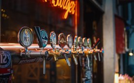 Władze Warszawy chcą by więcej alkoholu było sprzedawane w lokalach gastronomicznych, a mniej - w sk