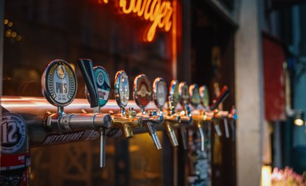 Władze Warszawy chcą by więcej alkoholu było sprzedawane w lokalach gastronomicznych, a mniej - w sk