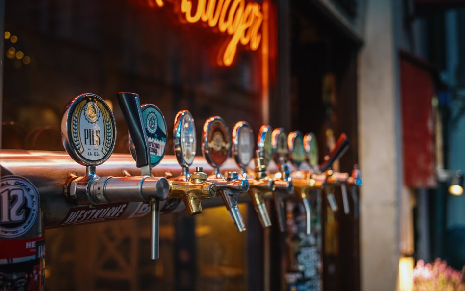 Władze Warszawy chcą by więcej alkoholu było sprzedawane w lokalach gastronomicznych, a mniej - w sk