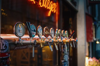 Władze Warszawy chcą by więcej alkoholu było sprzedawane w lokalach gastronomicznych, a mniej - w sk