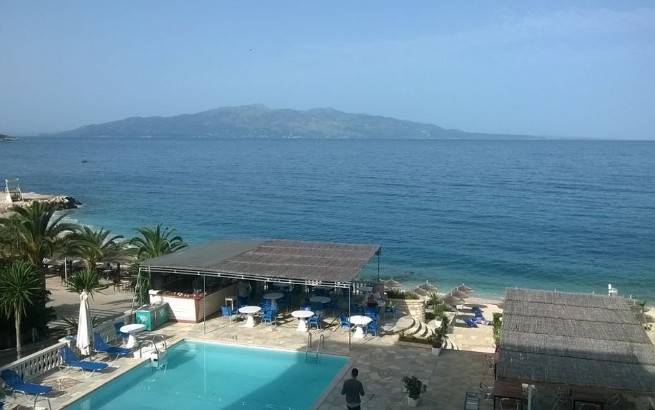 Widok z Sarandy na Korfu