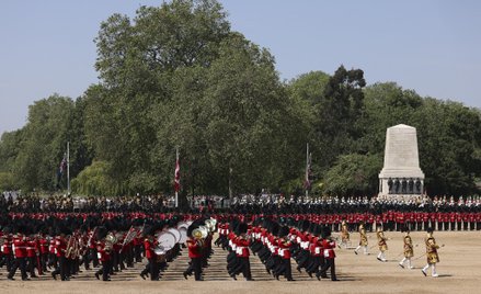 Wysokie temperatury w Londynie zakłóciły tradycyjną paradę Trooping the Color.