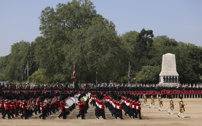 Wysokie temperatury w Londynie zakłóciły tradycyjną paradę Trooping the Color.