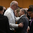 Premier Brandenburgii Dietmar Woidke (bez marynarki) dystansuje się od kanclerza Olafa Scholza