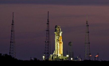 System startowy SLS (Space Launch System) z kapsułą załogową Orion na kompleksie startowym 39B o wsc