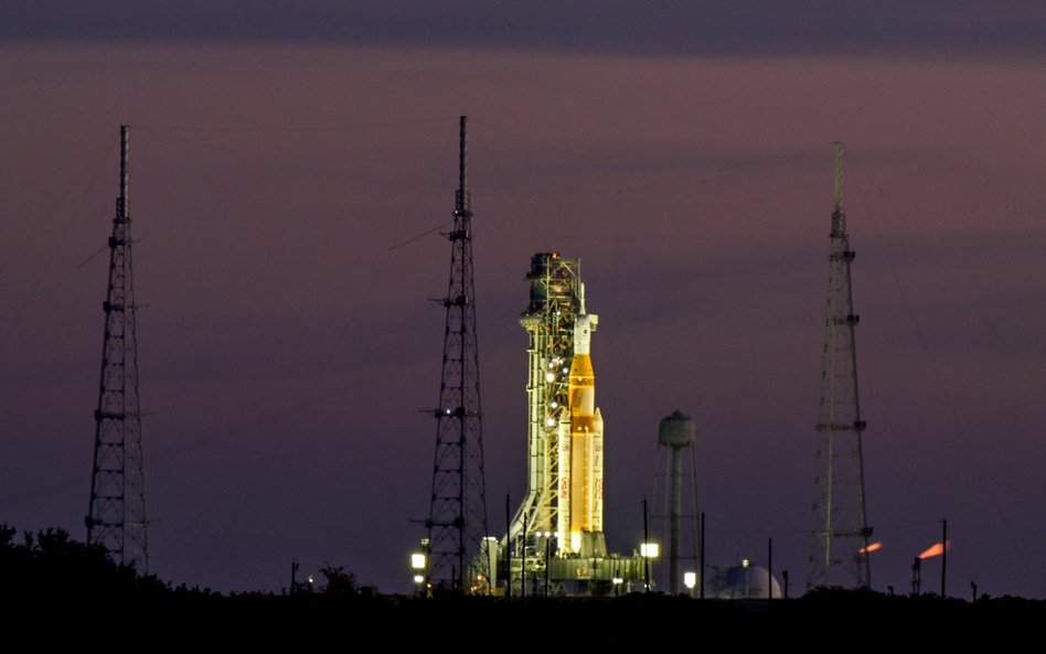 System startowy SLS (Space Launch System) z kapsułą załogową Orion na kompleksie startowym 39B o wsc