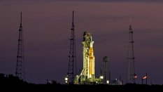 System startowy SLS (Space Launch System) z kapsułą załogową Orion na kompleksie startowym 39B o wsc