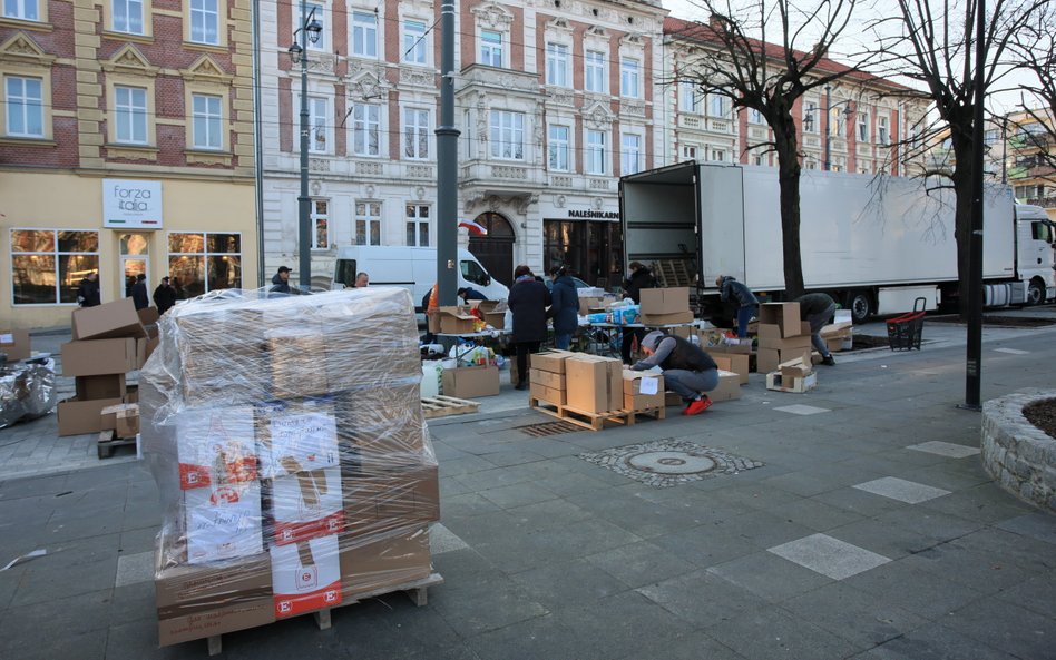 Załadunek tira artykułami pierwszej potrzeby przekazanymi przez mieszkańców Gorzowa Wielkopolskiego