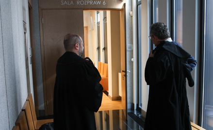 Korytarz Sądu Apelacyjnego w Krakowie. Proces Czesława K. oskarżonego o zabójstwo żony w Borzęcinie 
