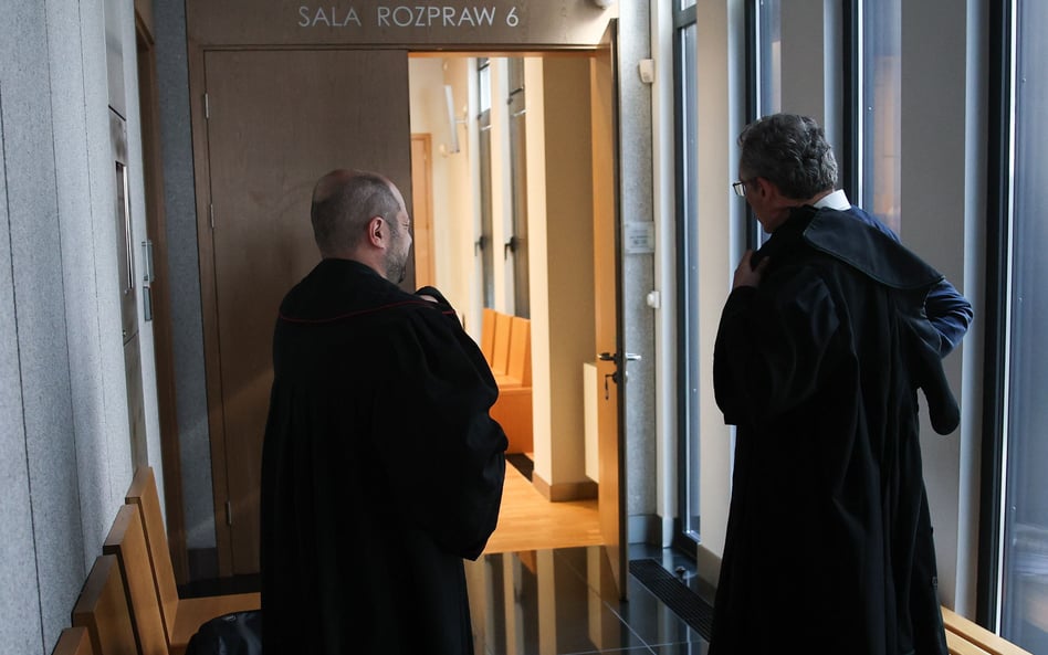 Korytarz Sądu Apelacyjnego w Krakowie. Proces Czesława K. oskarżonego o zabójstwo żony w Borzęcinie 