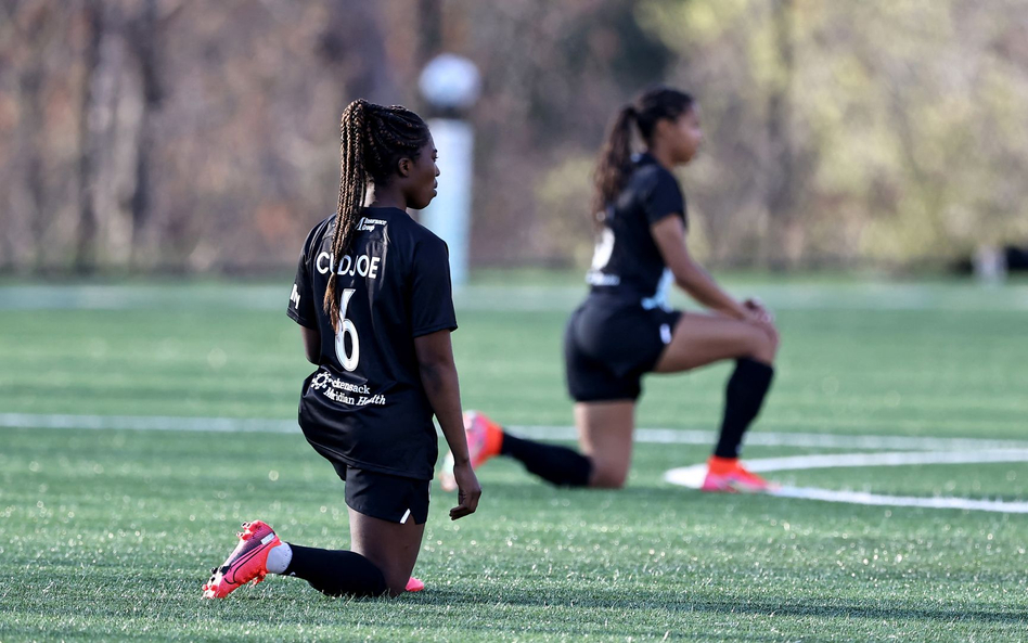 Jennifer Cudjoe z NJ/NY Gotham FC i jej koleżanki przed rozpoczęciem meczu przeciwko North Carolina 