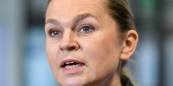 Barbara Nowacka ma przeprosić autora podręcznika do historii wioski smerfów, a on ma jej zapłacić