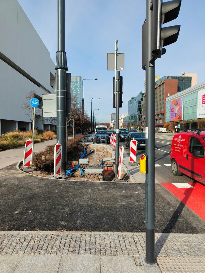 W okolicach przejścia dla pieszych przez Marszałkowską wciąż jeszcze są miejsca wymagające prac wyko