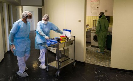 Francja: Spada liczba zakażonych SARS-CoV-2 wymagających intensywnej opieki