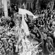 Gdańsk, 31 sierpnia 1980. Lech Wałęsa na bramie Stoczni Gdańskiej ogłasza podpisanie porozumienia ko