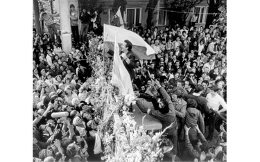 Gdańsk, 31 sierpnia 1980. Lech Wałęsa na bramie Stoczni Gdańskiej ogłasza podpisanie porozumienia ko