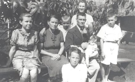 Rodzina Chodkiewiczów w komplecie w Ugandzie w 1944 r.