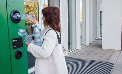 Ogólnodostępne kaucjomaty mają ułatwić mieszkańcom zwrot butelek i puszek blisko domu