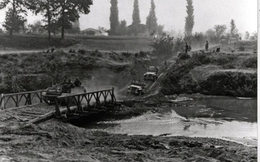 Kolumna zmotoryzowana 2. Korpusu przekracza rzekę pod Bolonią, kwiecień 1945 r.