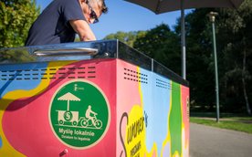 Kupując u przedsiębiorców, których wózki i rowery mają zielone naklejki z napisem „Myślę lokalnie, d