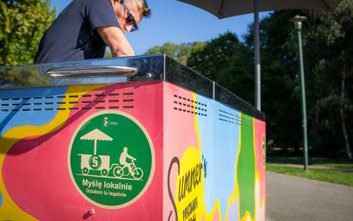 Kupując u przedsiębiorców, których wózki i rowery mają zielone naklejki z napisem „Myślę lokalnie, d