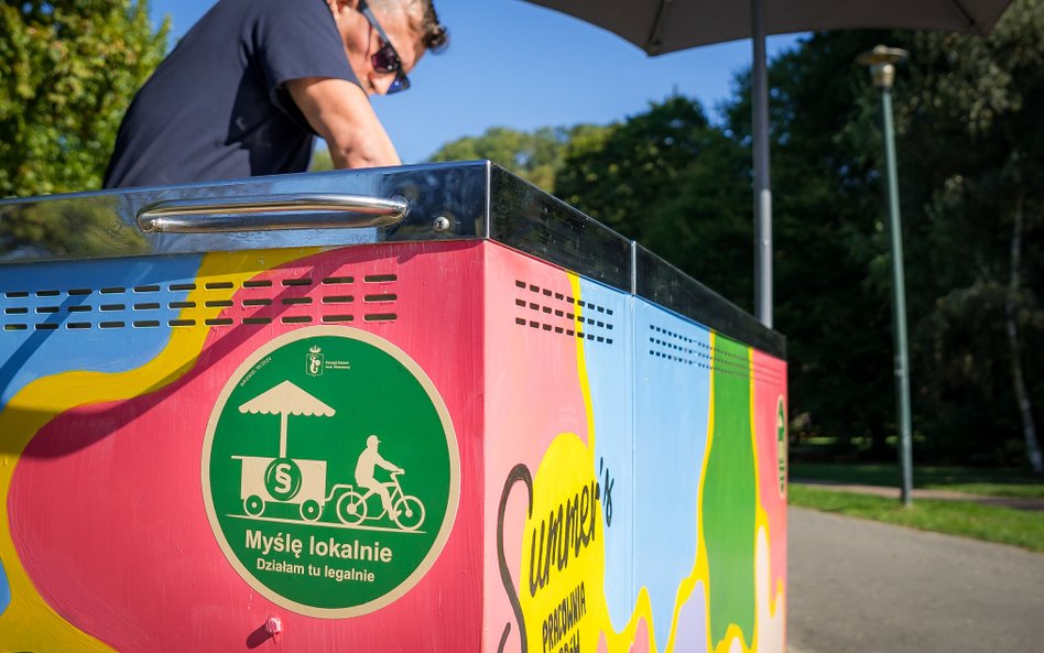 Kupując u przedsiębiorców, których wózki i rowery mają zielone naklejki z napisem „Myślę lokalnie, d
