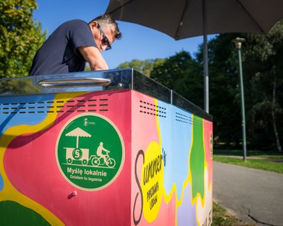 Kupując u przedsiębiorców, których wózki i rowery mają zielone naklejki z napisem „Myślę lokalnie, d