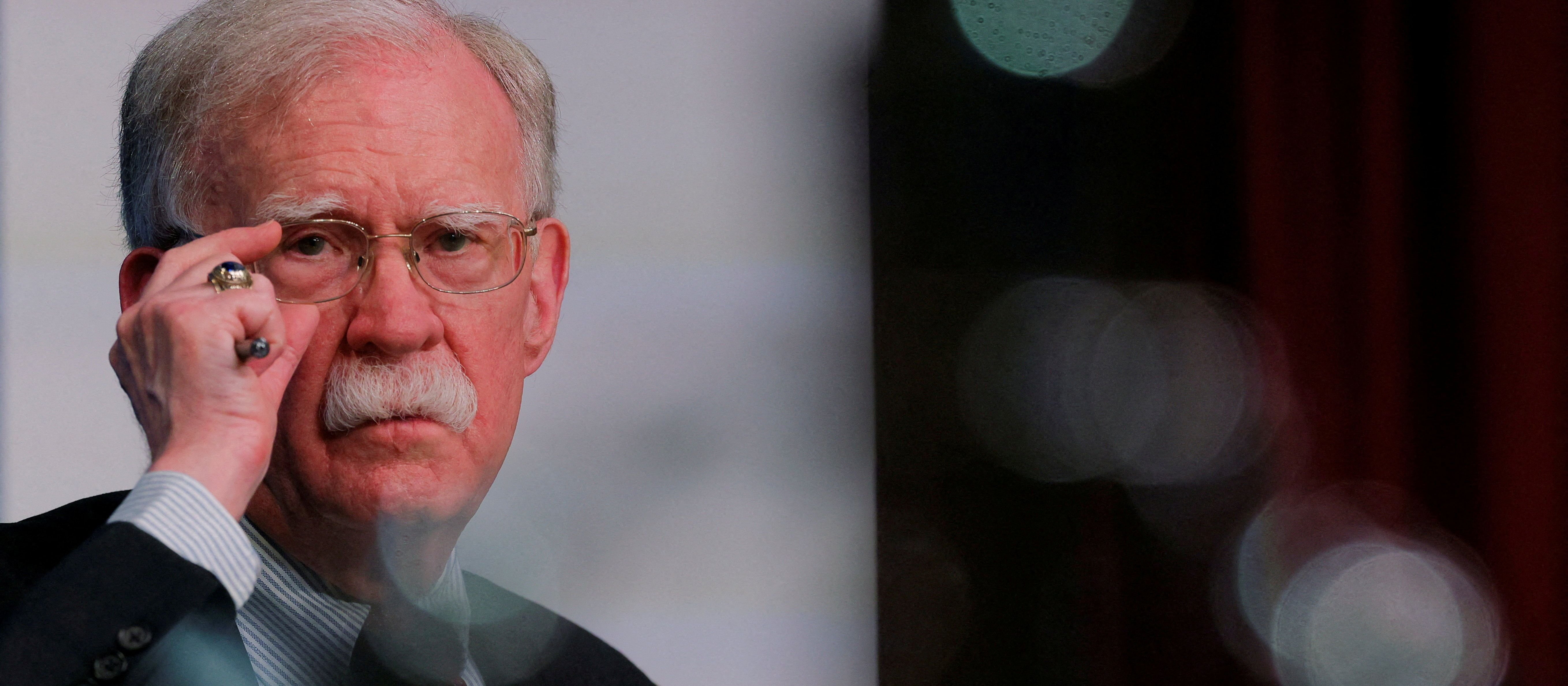 Były współpracownik, który dziś krytykuje Donalda Trumpa, postawiony w stan oskarżenia