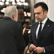 Minister finansów Andrzej Domański (P) na sali obrad Senatu
