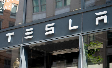 Tesla nadal pod presją