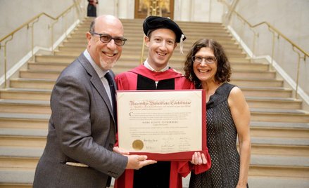 Zuckerberg po 12 latach ukończył Harvard