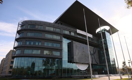 Siedziba Polskiego Komitetu Olimpijskiego w Warszawie, jeszcze bez neonu sponsora