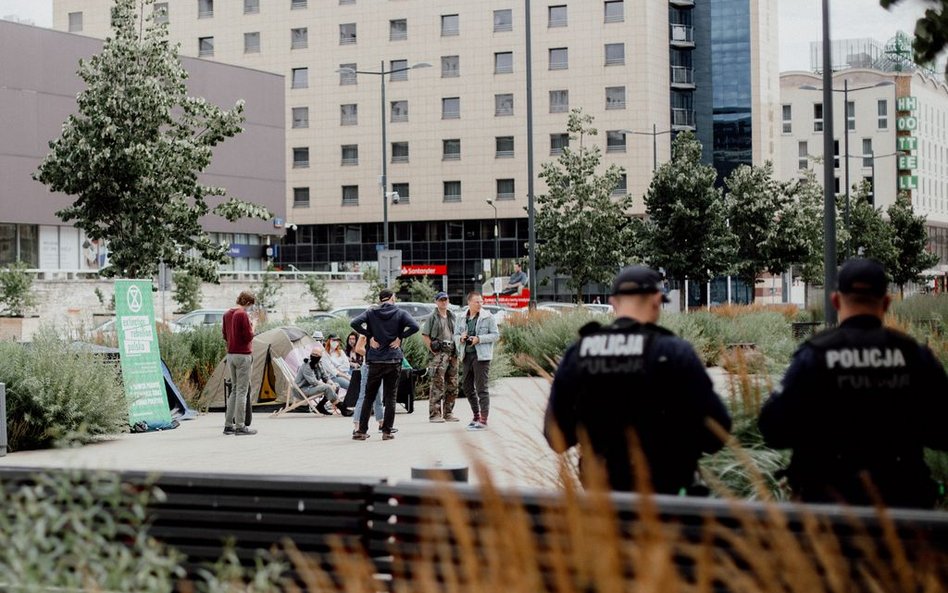 Aktywiści rozpoczęli protest głodowy przed siedzibą TVP