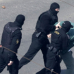 Funkcjonariusze białoruskich sił bezpieczeństwa zatrzymują mężczyznę przed planowaną demonstracją pr