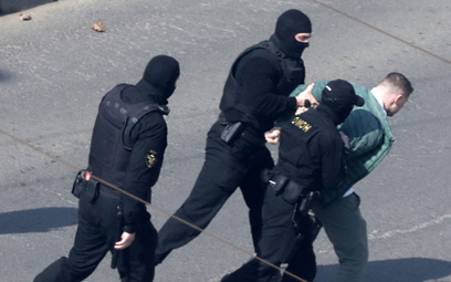 Funkcjonariusze białoruskich sił bezpieczeństwa zatrzymują mężczyznę przed planowaną demonstracją pr